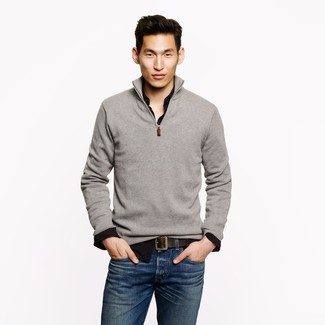 Come indossare e abbinare un maglione con zip grigio scuro: Indossa un maglione con zip grigio scuro e jeans blu per vestirti casual.