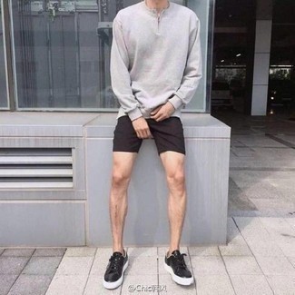 Look alla moda per uomo: Maglione con zip grigio, Pantaloncini neri, Sneakers basse in pelle nere