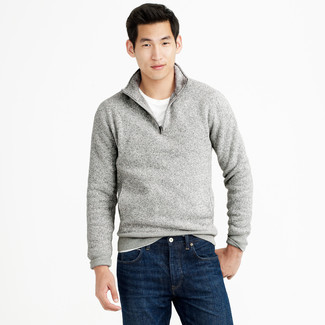 Come indossare e abbinare un maglione con zip quando fa caldo: Per creare un adatto a un pranzo con gli amici nel weekend combina un maglione con zip con jeans blu scuro.