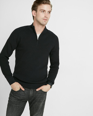 Come indossare e abbinare un maglione con zip nero: Potresti abbinare un maglione con zip nero con jeans neri per un look trendy e alla mano.