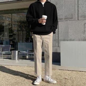 Quale chino indossare con sneakers alte bianche e nere per un uomo di 30 anni: Abbina un maglione con zip nero con chino per un look semplice, da indossare ogni giorno. Scegli un paio di sneakers alte bianche e nere per un tocco più rilassato.