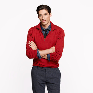 Come indossare e abbinare pantaloni eleganti di lana grigi per un uomo di 20 anni in autunno 2024: Opta per un maglione con zip rosso e pantaloni eleganti di lana grigi come un vero gentiluomo. Questo, ovviamente, è il look splendido per questo autunno.
