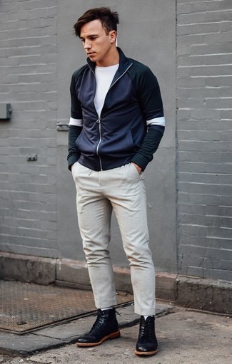 Look alla moda per uomo: Maglione con zip blu scuro, T-shirt girocollo bianca, Chino beige, Stivali casual in pelle neri