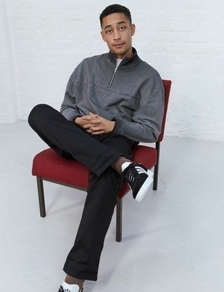 Look alla moda per uomo: Maglione con zip grigio, T-shirt girocollo bianca, Chino neri, Sneakers basse in pelle scamosciata nere e bianche