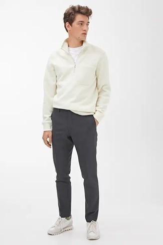 Come indossare e abbinare un maglione con zip bianco: Opta per un maglione con zip bianco e chino grigio scuro per affrontare con facilità la tua giornata. Calza un paio di scarpe sportive bianche per un tocco più rilassato.