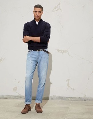 Trend da uomo 2024 quando fa caldo in modo smart-casual: Opta per un maglione con zip blu scuro e jeans azzurri per un fantastico look da sfoggiare nel weekend. Perché non aggiungere un paio di scarpe derby in pelle scamosciata marroni per un tocco di stile in più?