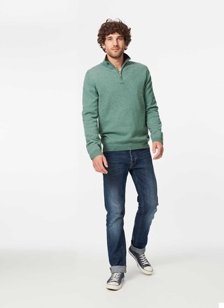 Come indossare e abbinare un maglione con zip verde: Abbina un maglione con zip verde con jeans blu scuro per un look trendy e alla mano. Sneakers basse di tela blu scuro e bianche renderanno il tuo look davvero alla moda.