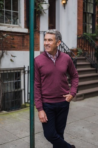 Come indossare e abbinare un maglione con zip con chino per un uomo di 50 anni in primavera 2025: Potresti combinare un maglione con zip con chino per affrontare con facilità la tua giornata. Un outfit primaverile ideale per il tuo!