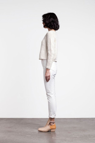 Quale stivaletti indossare con un maglione corto bianco e nero: Abbina un maglione corto bianco e nero con jeans aderenti bianchi per un look spensierato e alla moda. Perfeziona questo look con un paio di stivaletti.