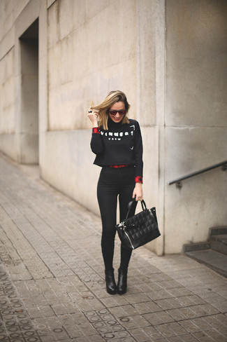 Quale blusa abbottonata indossare con un maglione corto nero e bianco: Punta su un maglione corto nero e bianco e una blusa abbottonata per vestirti casual. Stivaletti in pelle neri sono una splendida scelta per completare il look.