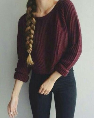Come indossare e abbinare un maglione corto per una donna di 30 anni in modo rilassato: Un maglione corto e leggings neri trasmettono una sensazione di semplicità e spensieratezza.