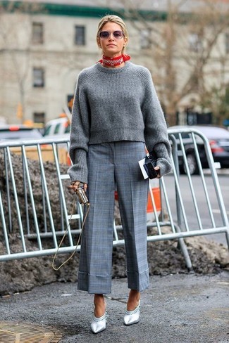 Look alla moda per donna: Maglione corto lavorato a maglia grigio, Gonna pantalone scozzese grigia, Sabot in pelle argento, Bandana rossa e bianca