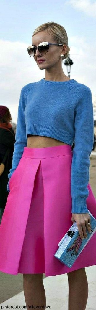 Come indossare e abbinare una gonna fucsia: Per un outfit della massima comodità, punta su un maglione corto lavorato a maglia blu e una gonna fucsia.