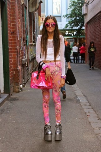 Look alla moda per donna: Maglione corto bianco, Leggings stampati rosa, Sneakers con zeppa in pelle grigio scuro, Cartella di gomma fucsia