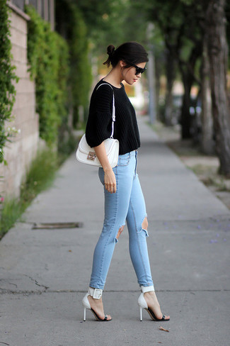 Come indossare e abbinare jeans strappati azzurri: Opta per un maglione corto nero e jeans strappati azzurri per un look facile da indossare. Sandali con tacco in pelle bianchi e neri sono una splendida scelta per completare il look.
