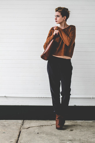 Come indossare e abbinare stivaletti in pelle terracotta: Combina un maglione corto marrone con pantaloni stile pigiama neri per essere casual. Rifinisci questo look con un paio di stivaletti in pelle terracotta.