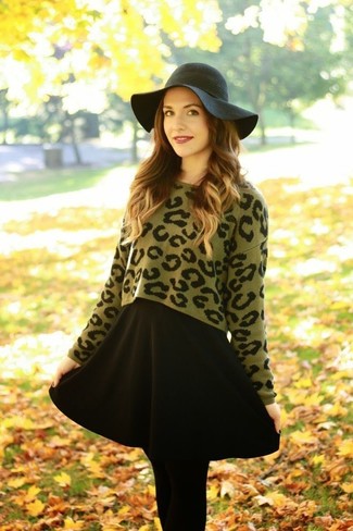Come indossare e abbinare un collant nero per una donna di 30 anni in modo casual: Abbina un maglione corto leopardato verde oliva con un collant nero per un'atmosfera casual-cool.