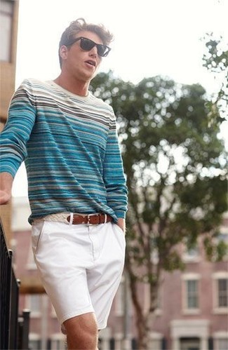 Look alla moda per uomo: Maglione girocollo a righe orizzontali bianco e blu, Pantaloncini bianchi, Cintura in pelle bianca