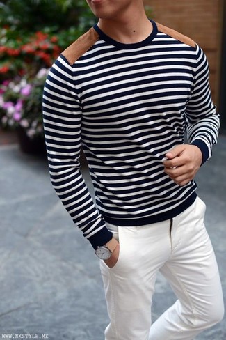 Come indossare e abbinare un maglione girocollo a righe orizzontali blu per un uomo di 30 anni: Abbina un maglione girocollo a righe orizzontali blu con chino bianchi per un look semplice, da indossare ogni giorno.