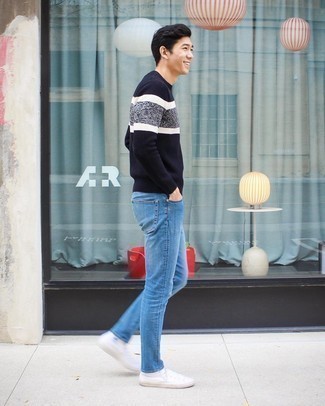 Quale maglione girocollo indossare con jeans blu per un uomo di 30 anni: Vestiti con un maglione girocollo e jeans blu per un look spensierato e alla moda. Per distinguerti dagli altri, scegli un paio di sneakers alte di tela bianche come calzature.