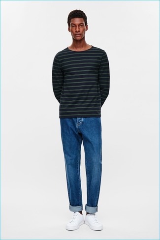 Quale jeans indossare con un maglione girocollo blu scuro: Potresti abbinare un maglione girocollo blu scuro con jeans per un pranzo domenicale con gli amici. Rifinisci questo look con un paio di sneakers basse in pelle bianche.