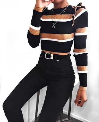 Come indossare e abbinare una cintura in pelle scamosciata nera per una donna di 20 anni: Abbina un maglione girocollo a righe orizzontali multicolore con una cintura in pelle scamosciata nera per un look comfy-casual.