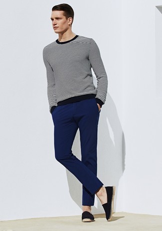 Look alla moda per uomo: Maglione girocollo a righe orizzontali nero e bianco, Chino blu scuro, Espadrillas di tela nere