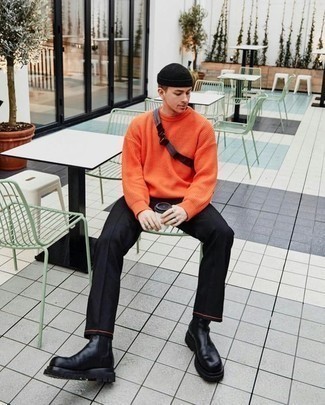 Come indossare e abbinare un maglione girocollo arancione: Opta per un maglione girocollo arancione e chino neri per un fantastico look da sfoggiare nel weekend. Mettiti un paio di stivali chelsea in pelle neri per dare un tocco classico al completo.