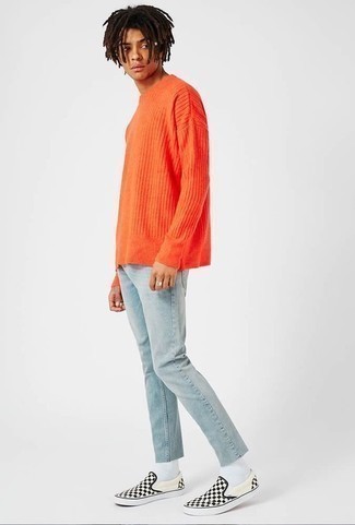 Come indossare e abbinare un maglione girocollo arancione: Prova ad abbinare un maglione girocollo arancione con jeans azzurri per un pranzo domenicale con gli amici. Questo outfit si abbina perfettamente a un paio di sneakers senza lacci di tela a quadri nere e bianche.