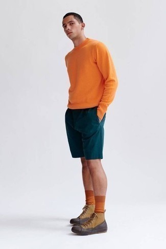 Quale sneakers alte indossare con pantaloncini verde scuro: Combina un maglione girocollo arancione con pantaloncini verde scuro per vestirti casual. Scegli un paio di sneakers alte come calzature per avere un aspetto più rilassato.