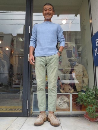 Quale chino indossare con chukka beige in modo smart-casual: Coniuga un maglione girocollo azzurro con chino per un fantastico look da sfoggiare nel weekend. Chukka beige sono una gradevolissima scelta per completare il look.