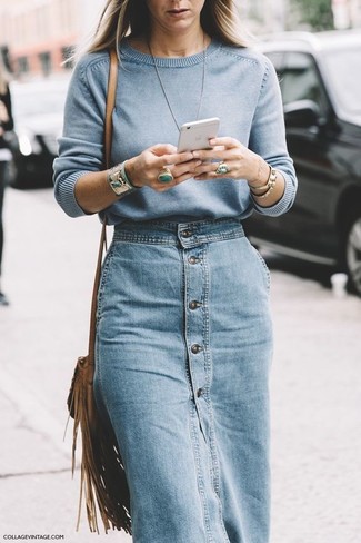 Come indossare e abbinare una gonna con bottoni: Potresti combinare un maglione girocollo azzurro con una gonna con bottoni per affrontare con facilità la tua giornata.