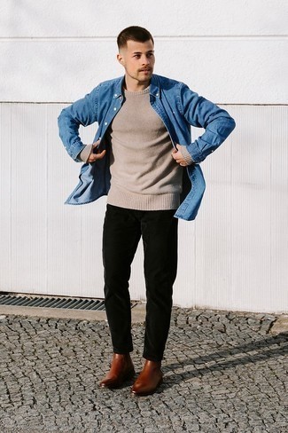 Quale maglione girocollo indossare con una camicia di jeans blu quando fa caldo: Abbina un maglione girocollo con una camicia di jeans blu per un fantastico look da sfoggiare nel weekend. Scegli uno stile classico per le calzature e opta per un paio di stivali chelsea in pelle marroni.