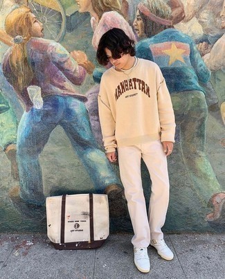 Look alla moda per uomo: Maglione girocollo stampato beige, Chino beige, Sneakers basse di tela bianche, Borsa shopping di tela beige