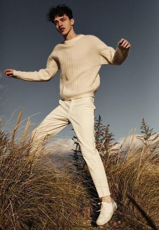 Come indossare e abbinare un maglione girocollo beige in autunno 2024 in modo casual: Abbina un maglione girocollo beige con chino beige per vestirti casual. Per un look più rilassato, indossa un paio di sneakers basse di tela beige. Ecco una buona idea per creare uno splendido look autunnale.