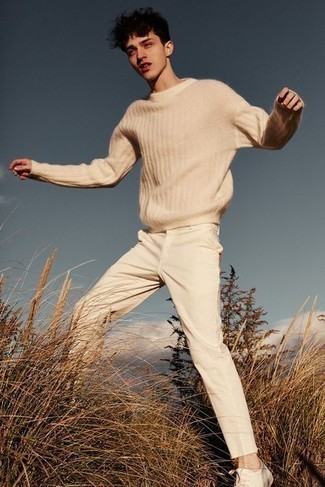 Quale chino indossare con un maglione girocollo beige in modo casual: Scegli un maglione girocollo beige e chino per affrontare con facilità la tua giornata. Calza un paio di sneakers basse in pelle bianche per avere un aspetto più rilassato.