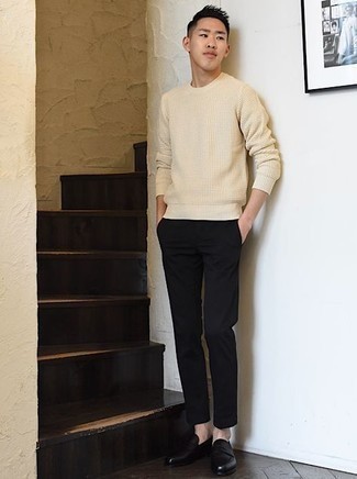 Look alla moda per uomo: Maglione girocollo beige, Chino neri, Mocassini eleganti in pelle neri