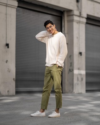 Quale chino indossare con un maglione girocollo beige in modo casual: Vestiti con un maglione girocollo beige e chino per un look spensierato e alla moda. Per distinguerti dagli altri, prova con un paio di sneakers basse di tela bianche.