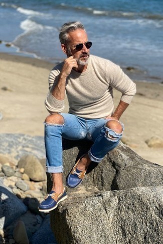 Quale maglione girocollo indossare con jeans azzurri per un uomo di 50 anni quando fa caldo in modo rilassato: Opta per un maglione girocollo e jeans azzurri per un look comfy-casual. Rifinisci questo look con un paio di scarpe da barca in pelle blu.