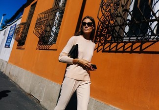 Come indossare e abbinare un maglione marrone chiaro in modo smart-casual: Punta su un maglione marrone chiaro e pantaloni stretti in fondo beige per essere casual.