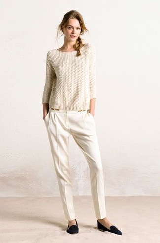 Look alla moda per donna: Maglione girocollo beige, Pantaloni stretti in fondo bianchi, Mocassini eleganti in pelle scamosciata neri
