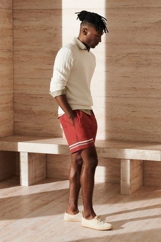 Trend da uomo 2024 in modo casual: Scegli un outfit composto da pantaloncini rossi per affrontare con facilità la tua giornata.