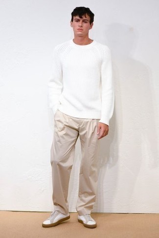 Look alla moda per uomo: Maglione girocollo bianco, Chino beige, Sneakers basse di tela bianche