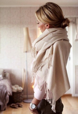 Come indossare e abbinare una sciarpa beige: Prova a combinare un maglione girocollo bianco con una sciarpa beige per essere casual.