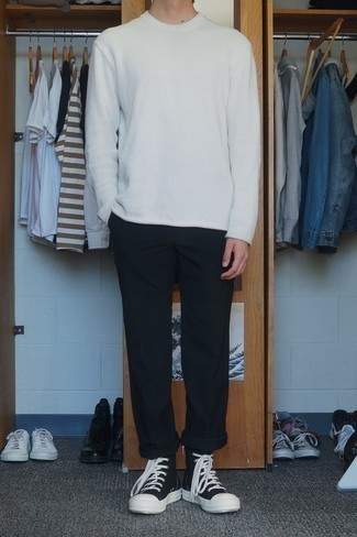 Come indossare e abbinare un maglione girocollo bianco in modo casual: Abbina un maglione girocollo bianco con chino neri per un look spensierato e alla moda. Aggiungi un tocco fantasioso indossando un paio di sneakers alte di tela nere e bianche.