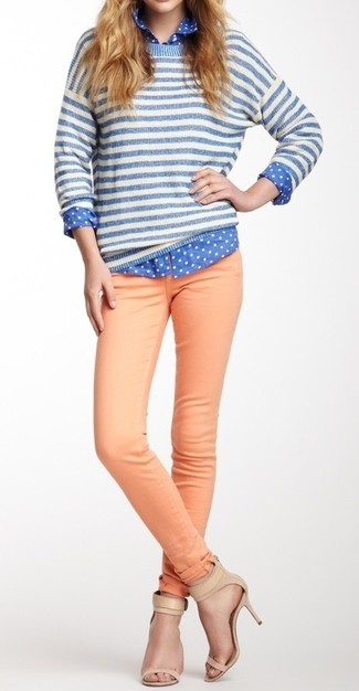 Come indossare e abbinare jeans lime: Indossa un maglione girocollo a righe orizzontali bianco e blu con jeans lime per un semplice tocco di eleganza. Rifinisci questo look con un paio di sandali con tacco in pelle marrone chiaro.