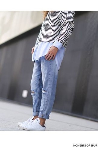 Come indossare e abbinare jeans boyfriend azzurri con sneakers basse in pelle bianche: Prova ad abbinare un maglione girocollo a righe orizzontali bianco e nero con jeans boyfriend azzurri per un look comfy-casual. Sneakers basse in pelle bianche sono una splendida scelta per completare il look.