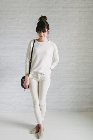 Look alla moda per donna: Maglione girocollo bianco, Jeans aderenti bianchi, Ballerine in pelle scamosciata grigie, Borsa a tracolla in pelle nera