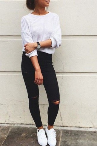 Come indossare e abbinare jeans aderenti strappati neri con un maglione girocollo bianco: Opta per un maglione girocollo bianco e jeans aderenti strappati neri per un fantastico look da sfoggiare nel weekend. Sneakers basse bianche sono una gradevolissima scelta per completare il look.