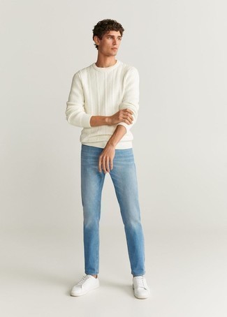 Come indossare e abbinare un maglione girocollo bianco con jeans azzurri: Potresti indossare un maglione girocollo bianco e jeans azzurri per un outfit comodo ma studiato con cura. Sneakers basse di tela bianche sono una gradevolissima scelta per completare il look.